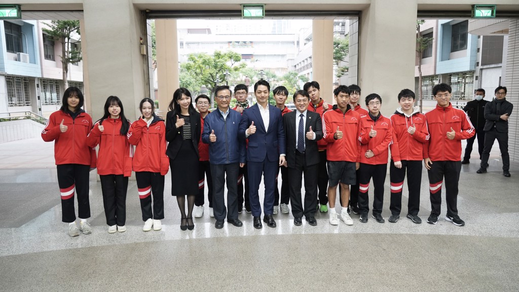 封面_市長暨局長親自蒞校恭賀今年獲金手獎學生
