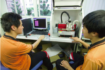 students learn in the workshop course